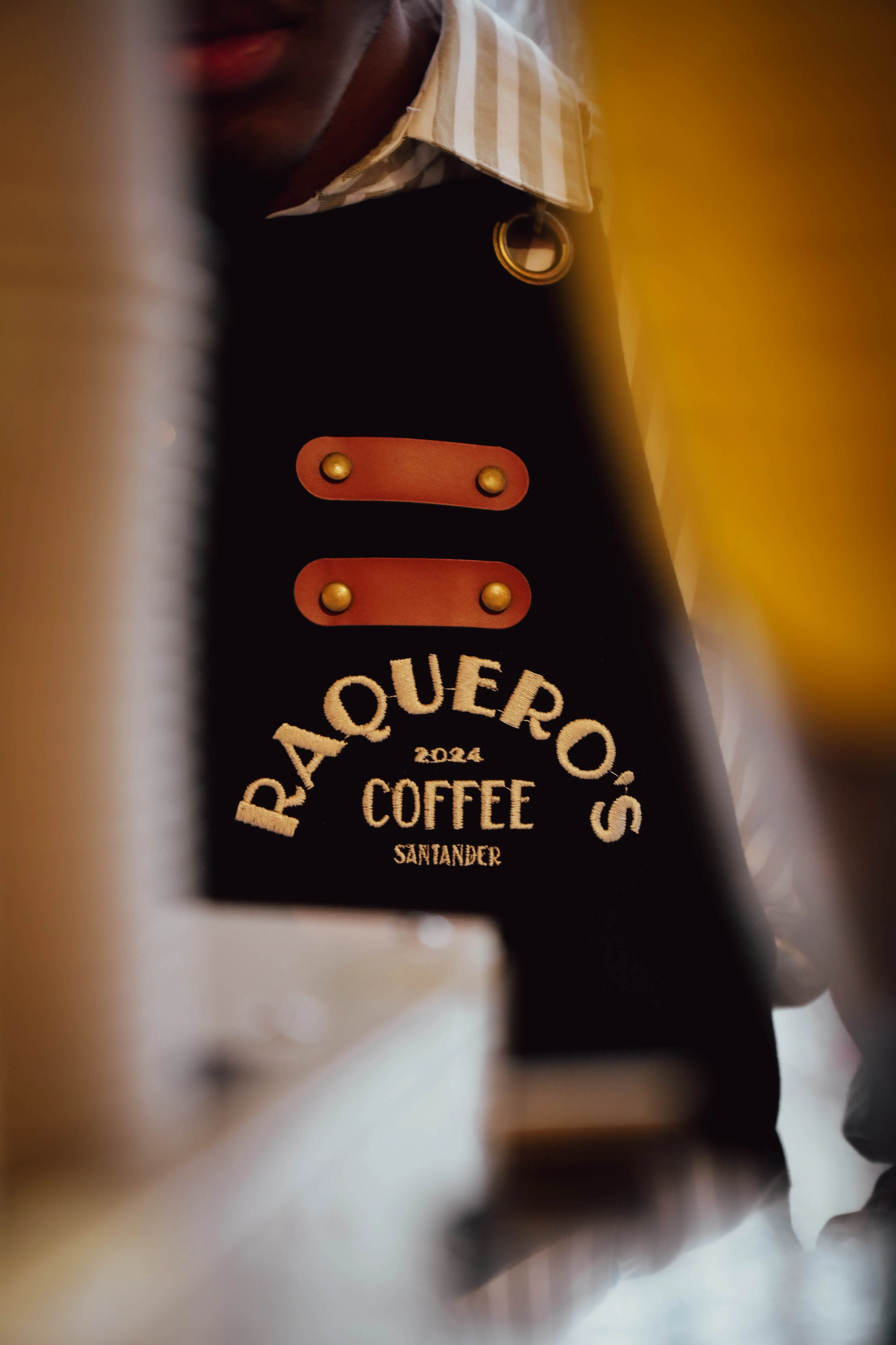 Jóvenes saltando al mar en la bahía de Santander