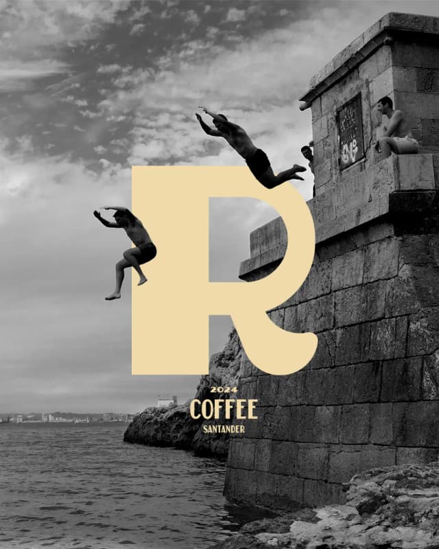 Imagen de raqueros saltando al agua en la bahía de Santander